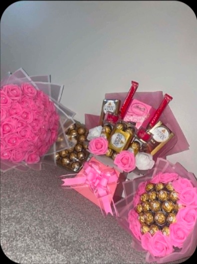 Pink rose bouquet with Ferrero Rocher chocolates